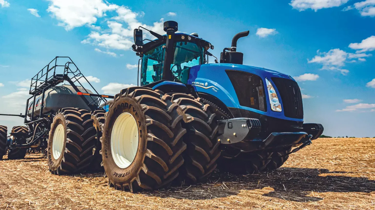 equipamentos_tratores_t9_plm_em_campo_visto_de_baixo_pra_cima_lateralmente