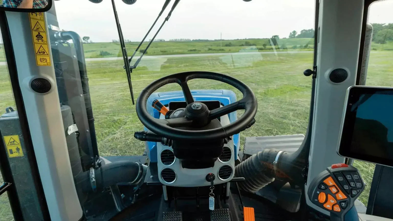equipamentos_tratores_t9_plm_visao_interna_com_foco_no_volante